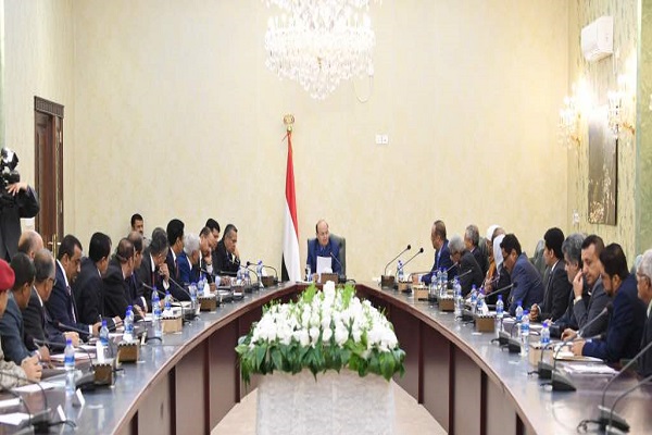 الرئيس اليمني خلال ترؤسه الاجتماع الاستثنائي لمجلس الوزراء