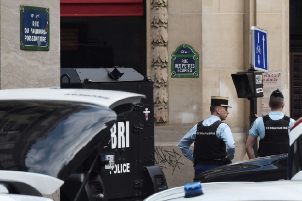 امراة تصيب شخصين بجروح بمشرط في فرنسا