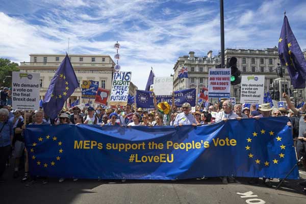 عشرات الآلاف في لندن يطالبون بتصويت ثانٍ حول بريكست