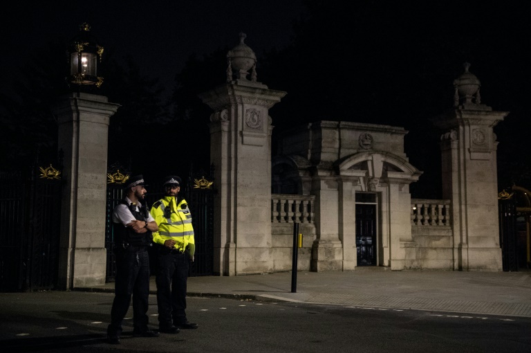بدء محاكمة رجل هاجم شرطيين أمام قصر باكينغهام العام الماضي