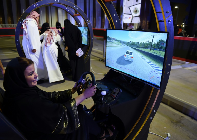 سعادة وحماسة قبيل رفع الحظر عن قيادة المرأة للسيارة في السعودية