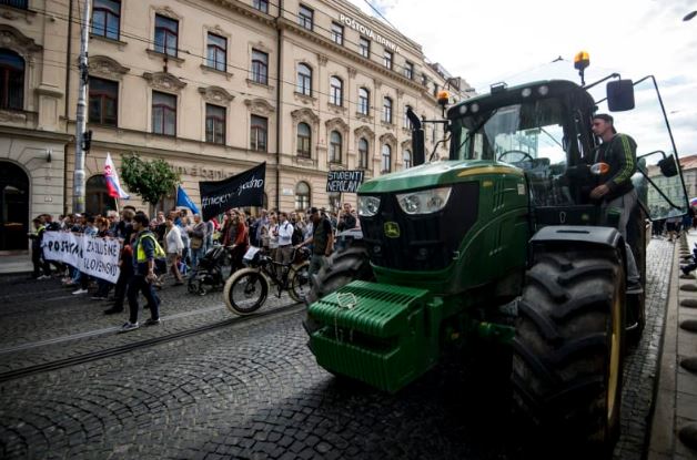 مزارعون ينضمون الى المتظاهرين ضد الحكومة في سلوفاكيا
