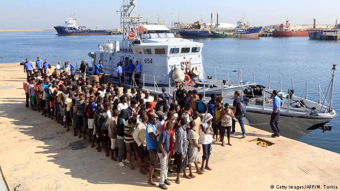 انقاذ أكثر من 300 مهاجر قبالة السواحل الليبية