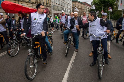 أئمة وحاخامات يشاركون في مسيرة دراجات في برلين دعما لاحترام الاديان