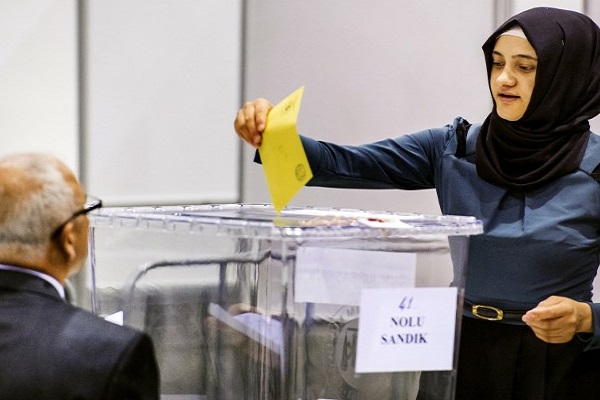 فتح صناديق الاقتراع في الانتخابات المبكرة في تركيا