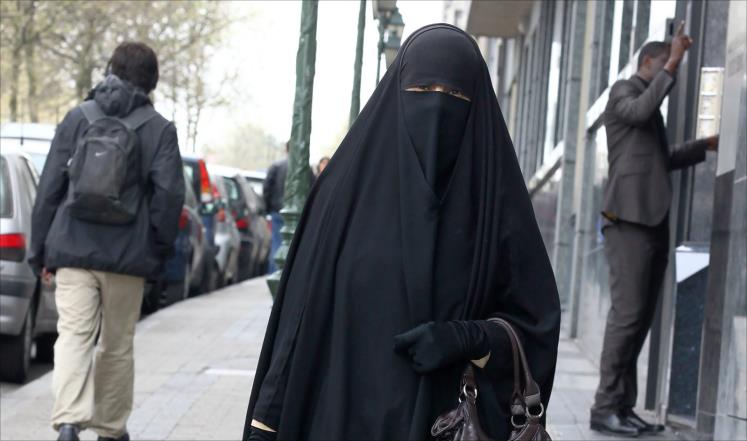 هولندا تقر حظرا جزئيا على ارتداء النقاب في الاماكن العامة