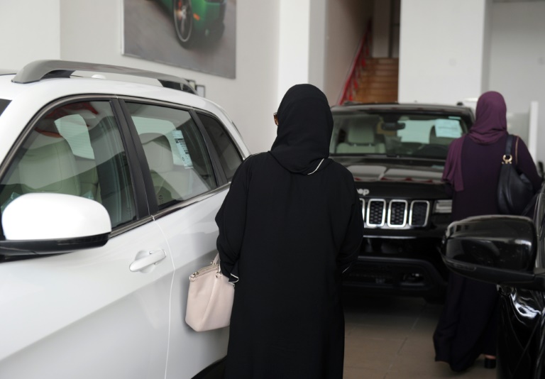 محطات أساسية في قرار السماح للسعوديات بقيادة السيارات