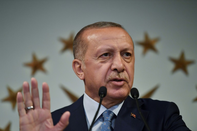 اردوغان يحتفل بإعادة انتخابه رئيسا لتركيا مع سلطات معززة