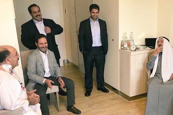 أمير الكويت يزور نجله الشيخ ناصر في المستشفى