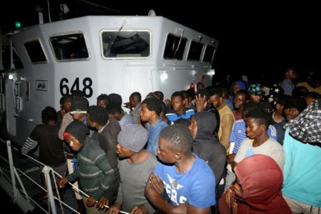 البحرية الليبية تعلن إنقاذ ألف مهاجر في المتوسط خلال 24 ساعة
