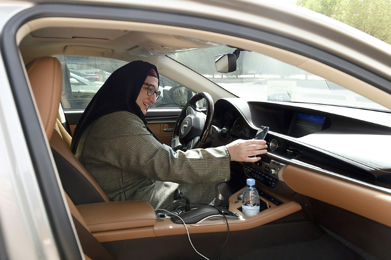 أول سائقة سعودية عبر تطبيق إنترنت لنقل الركاب