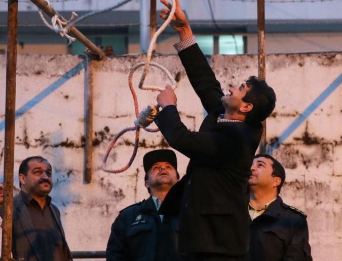 إيران تنفذ حكم الإعدام بثمانية