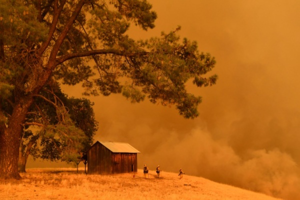 الحرائق تخنق كاليفورنيا مجددًا