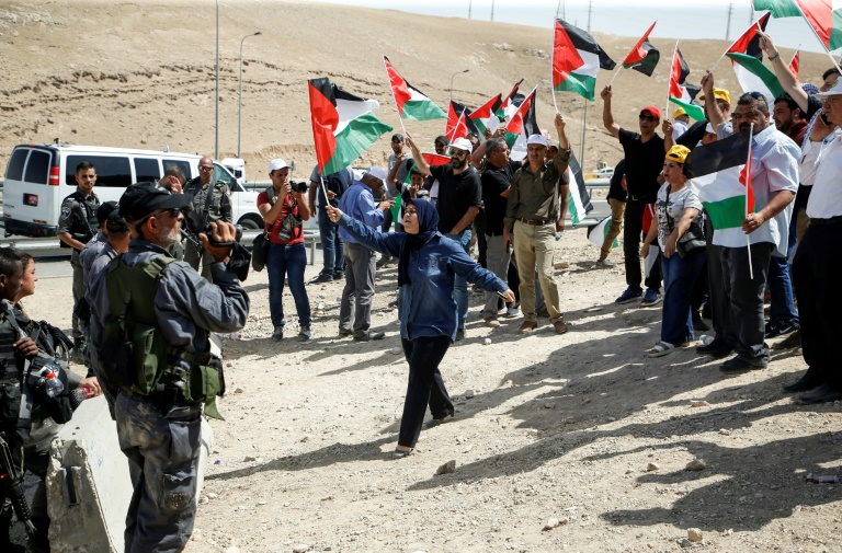دبلوماسيون اوروبيون يتضامنون مع قرية بدوية في الضفة تستعد اسرائيل لهدمها