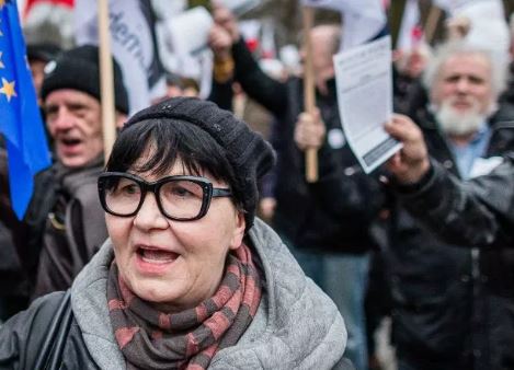 قضاة المحكمة العليا في بولندا ينزلون الى الشارع احتجاجا