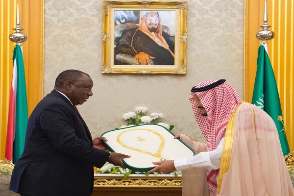 العاهل السعودي يهدي رئيس جنوب إفريقيا قلادة الملك عبد العزيز