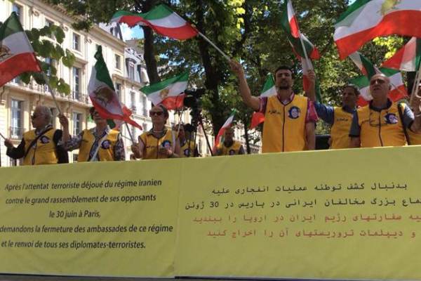 احتجاج في باريس ضد تسليم دبلوماسي إيراني متهم بالارهاب إلى سلطاته