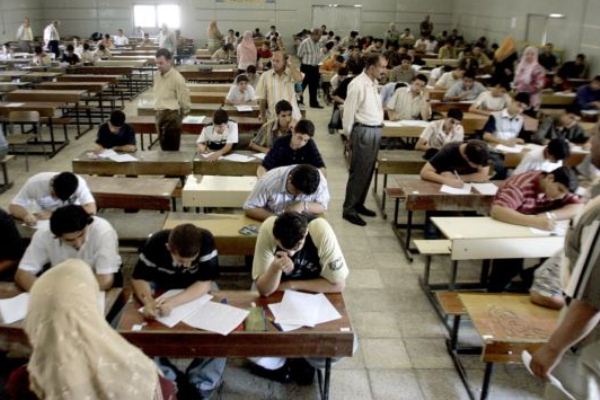 العراق: اعتقال شبكتين لتسريب أسئلة الامتحانات والغش الالكتروني