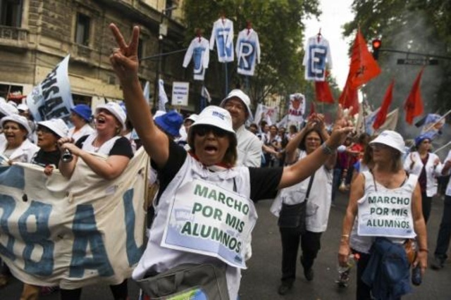 عشرات الاف الاشخاص يتظاهرون في الارجنتين ضد اجراءات التقشف