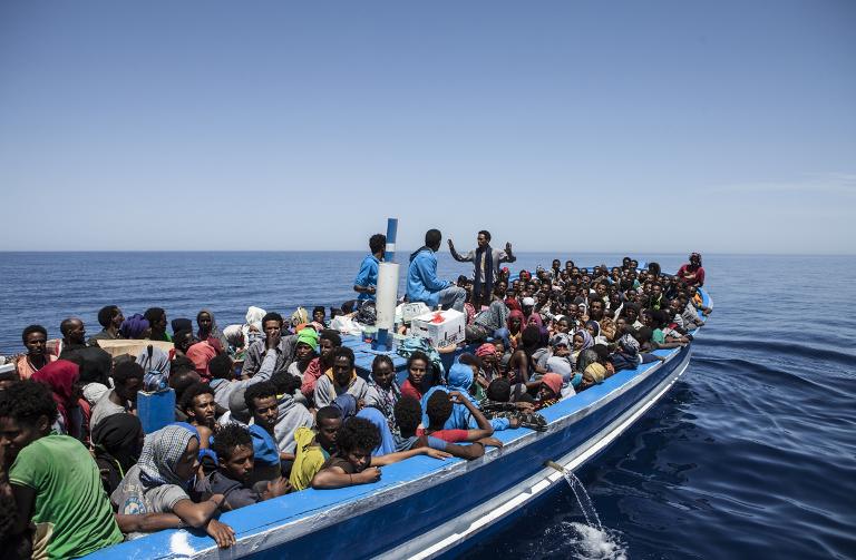 البحرية الاسبانية تنقذ 340 مهاجرا استعان أحدهم بإطار شاحنة
