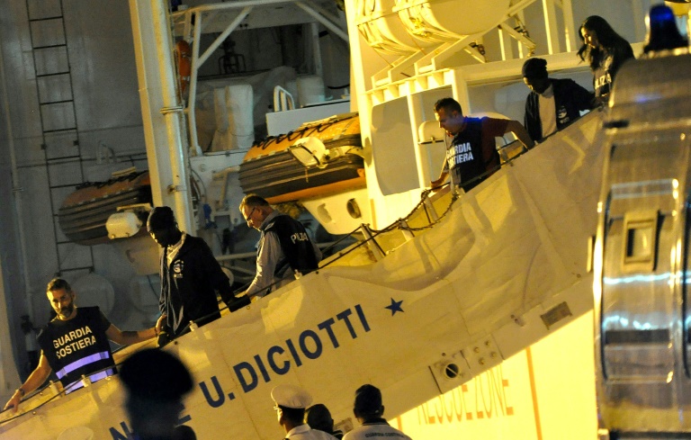 نزول عشرات المهاجرين من على متن سفينة لخفر السواحل في ايطاليا