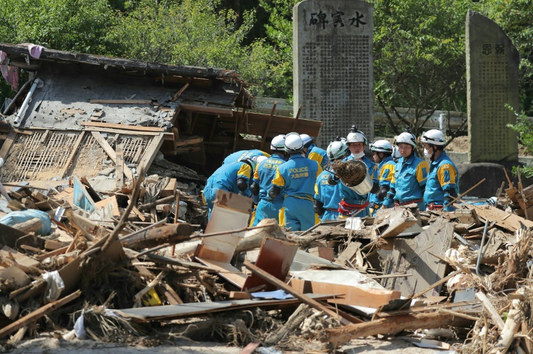 رئيس الوزراء الياباني يلتقي ناجين من الفيضانات