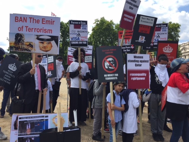لندن تتظاهر ضد تميم
