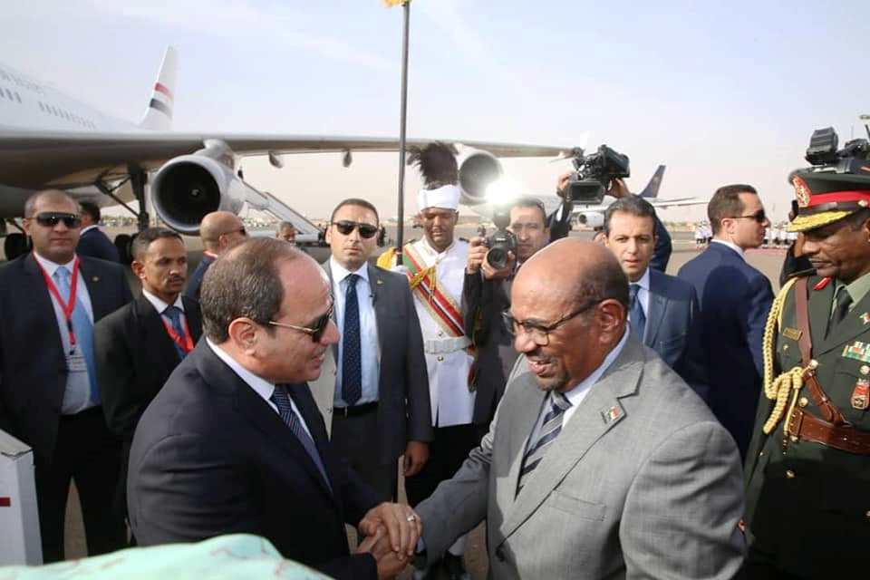الرئيس السوداني مستقبلا نظيره المصري في الخرطوم 