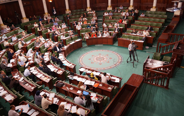 تونس تصادق على قانون يلزم المسؤولين الحكوميين بالتصريح عن مكاسبهم