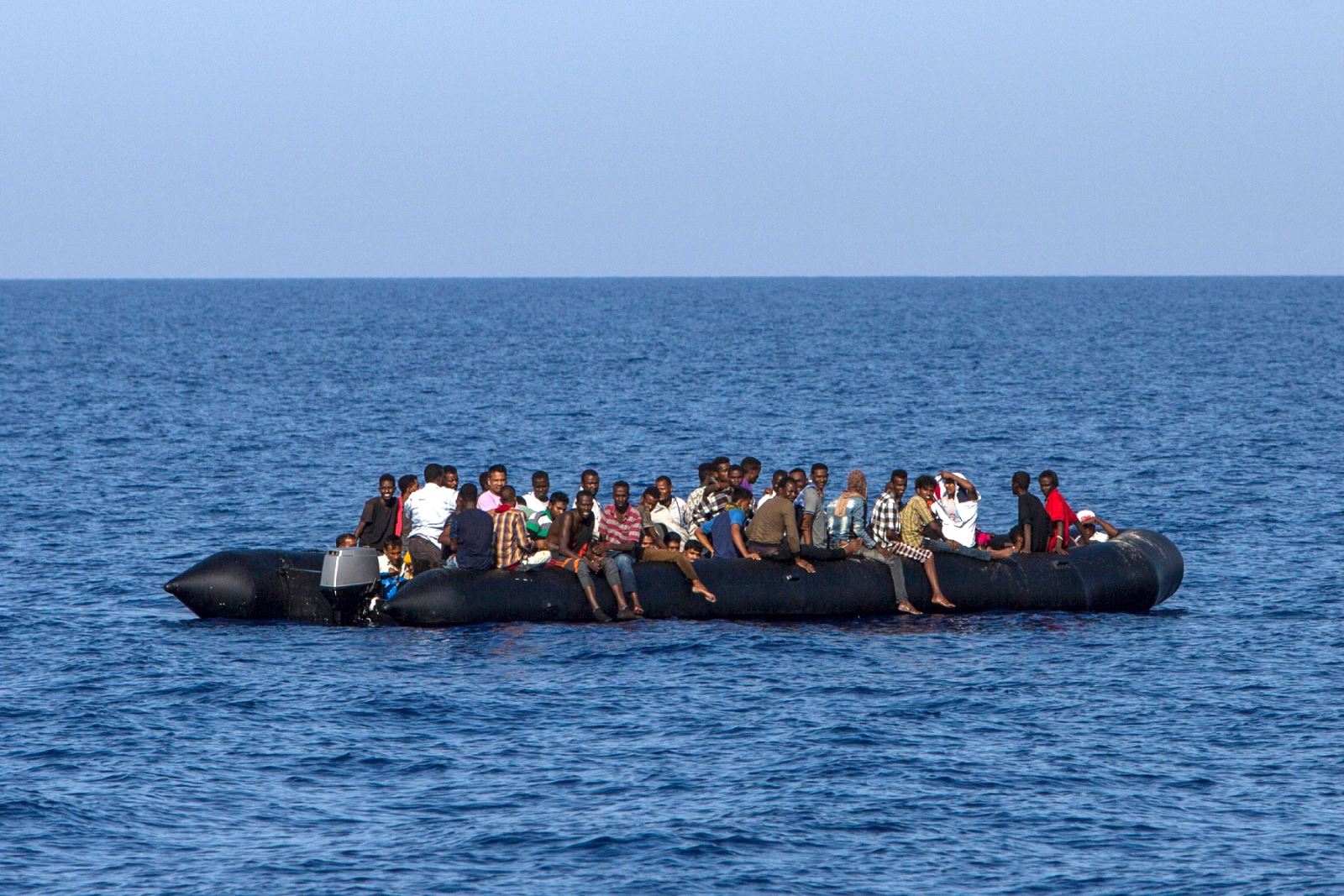 ايطاليا تفرض شروطا لتوافق على استقبال مهاجرين انقذوا في البحر