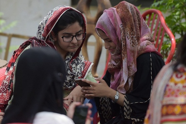 الشباب الباكستاني يحاسب السياسيين بالهواتف الذكية