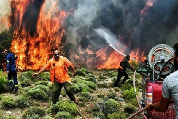 صيادون مصريون ينقذون العشرات من حريق اليونان