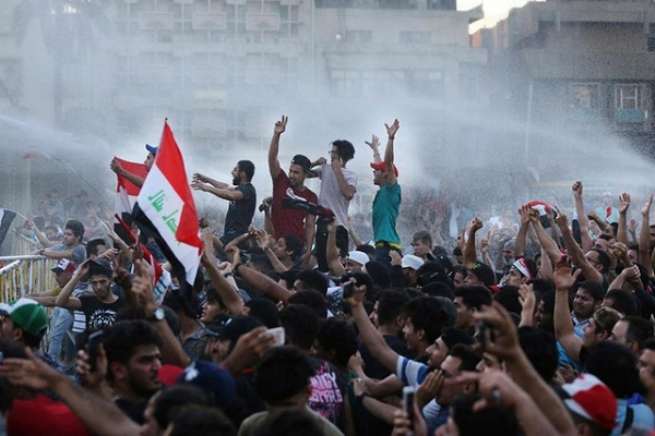 آلاف العراقيين يتظاهرون في جمعة 