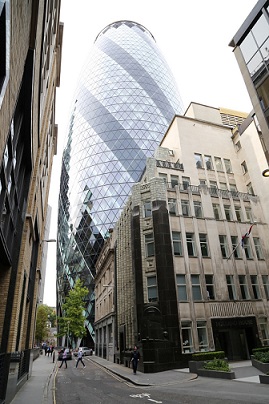 مبنى 30 سانت ماري اكس، لندن، (2001-2004) المعمار: نورمان فوستر، منظر عام.