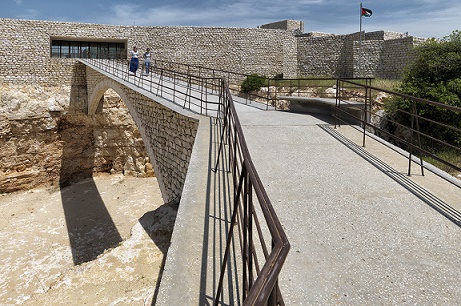 مبنى الاكاديمية لحماية البيئة في عجلون/ الأردن (2009-2014)، المعمار: عمار خماش، منظر عام. الجسر.