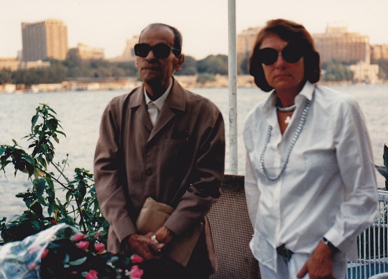مع نجيب محفوظ أثناء تصوير فيلم وثئقي قبيل فوزه بجائزة نوبل للاداب عام 1988