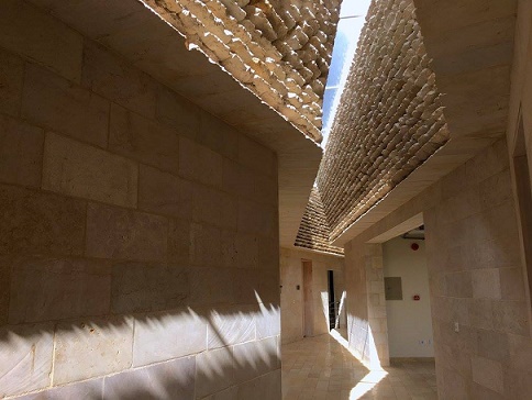 مبنى الاكاديمية لحماية البيئة في عجلون/ الأردن (2009-2014)، المعمار: عمار خماش، منظر داخلي. تفصيل.