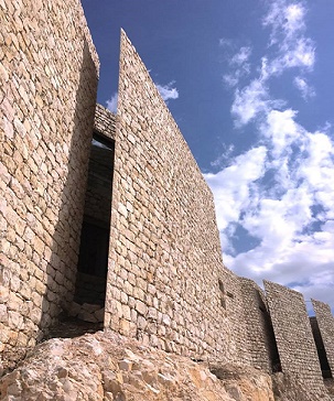 مبنى الاكاديمية لحماية البيئة في عجلون/ الأردن (2009-2014)، المعمار: عمار خماش، الواجهة. تفصيل.