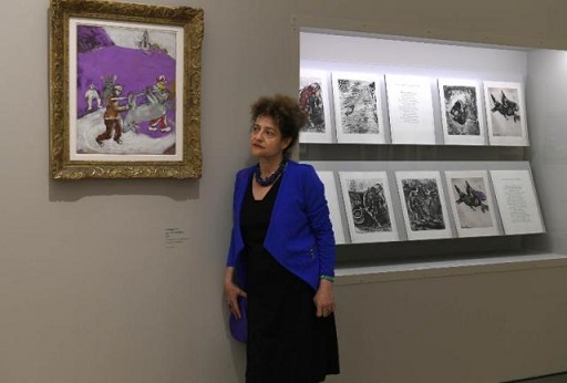 ميريت ماير حفيدة الفنان شاغال وهي تتجول في معرض جدها