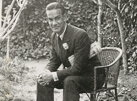 ثيلا في حديقة منزله عام 1939