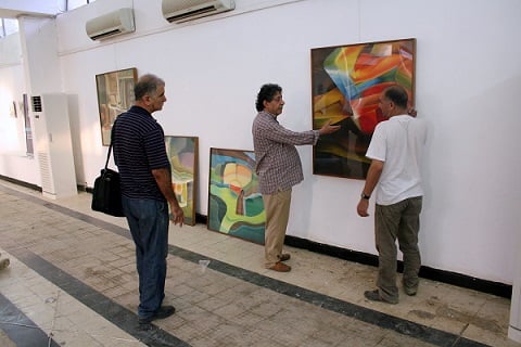 أسبوع ناظم رمزي، تحضيرات المعرض في قاعة جمعية الفنانين بالمنصور، مع مريوش الربيعي وآخرين. حزيران 2010، بغداد. 