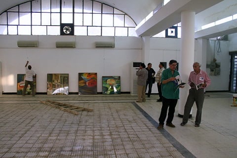 أسبوع ناظم رمزي، تحضيرات المعرض في قاعة جمعية الفنانين بالمنصور، مع مريوش الربيعي وآخرين. حزيران 2010، بغداد.