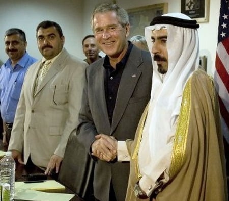 الزعيم العشائري أبو ريشة مؤسس قوات الصحوة بالانبار والرئيس الاميركي بوش