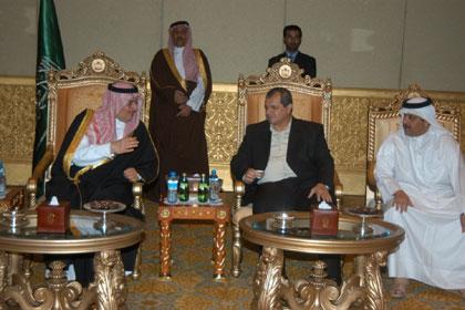 الأمير سلطان بن فهد رئيس الاتحاد السعودي وهو يستقبل وابجب العزاء في أبو ظبي