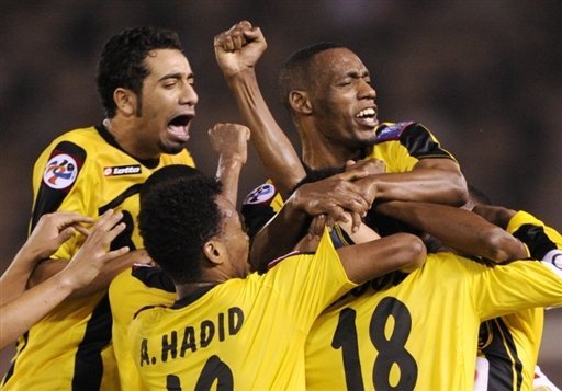 لاعبو الاتحاد السعودي يحتفلون بتسجيلهم في مرمى ناغويا غرامبوس 