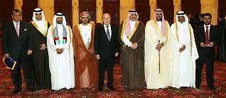 الشيخ سلمان مع رؤساء الاتحادات الخليجية مع بلاتر
