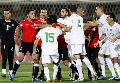 مشادات بين لاعبي المنتخبين المصري والجزائري