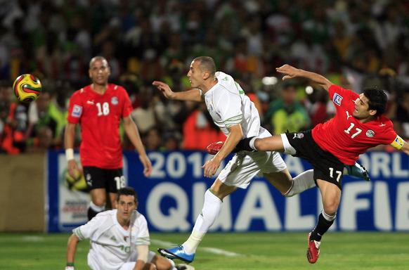 لقطة من مباراة مصر والجزائر الأخيرة