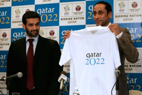 الجابر يرفع قميص عليه شعار قطر 2022