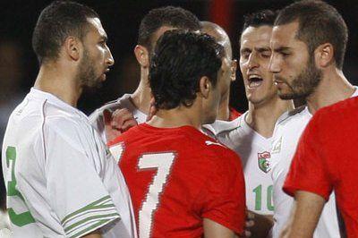 مشادة بين أحمد حسن ولاعبين جزائريين في مباراةالخرطوم